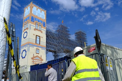 Labores de montaje de la portada de la Feria de Abril de Sevilla, en 2020.