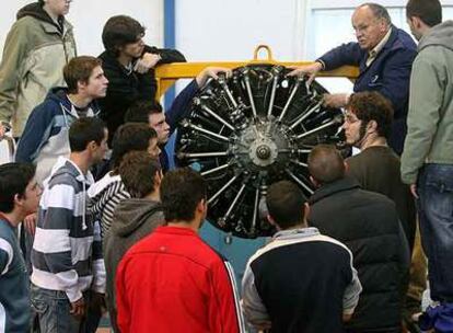 Los alumnos de FP del instituto Virgen de Gracia y Fundación Virtus, de Puertollano, cuentan con motores y aviones para
las prácticas.