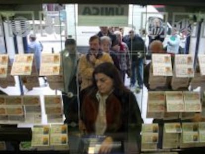 Vista de los clientes desde la ventanilla de una administraci&oacute;n de loter&iacute;a.