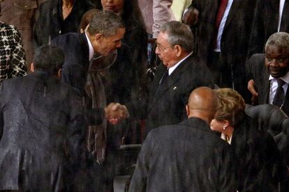 Barack Obama y Raúl Castro se saludan en el funeral de Nelson Mandela, el 10 de diciembre de 2013.