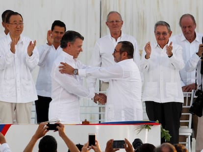 Santos y Timochenko se saludan tras la firma del primer acuerdo, en septiembre de 2016 en Cartagena de Indias. 