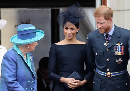 Enrique y Meghan, duques de Sussex, contemplan junto a la reina Isabel II un desfile aéreo desde el palacio de Buckingham, el 10 de julio de 2018.