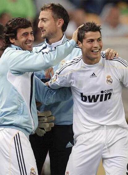 Raúl felicita a Cristiano Ronaldo por su gol.