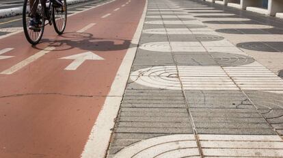 Un ciclista en dirección contraria por la Avenida Marítima de Las Palmas de Gran Canaria.