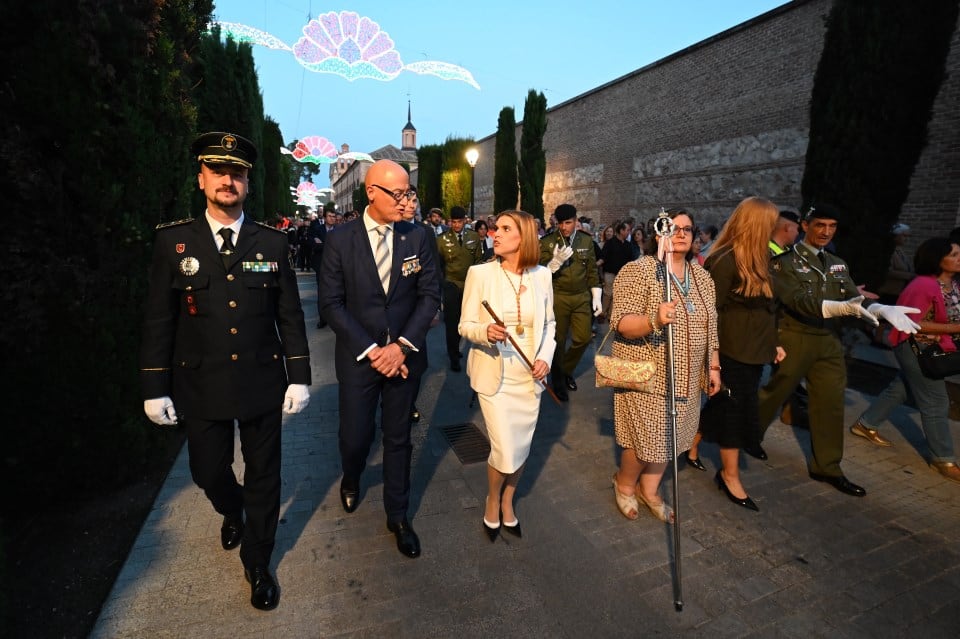 Javier Ignacio Reyes (segundo por la izquierda) camina junto a la alcaldesa de Alcalá de Henares, Judith Piqué, durante una procesión en septiembre de 2023.