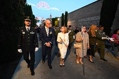 Javier Ignacio Reyes (segundo por la izquierda) camina junto a la alcaldesa de Alcalá de Henares, Judith Piqué, durante una procesión en septiembre de 2023.