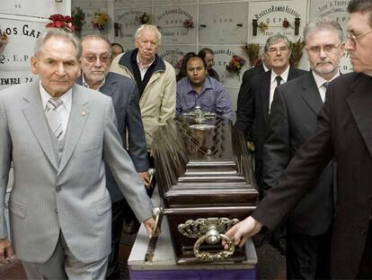 Exhumación ayer en el cementerio de Chacarita (Buenos Aires) de los restos mortales del galleguista Ramón Suárez Picallo.