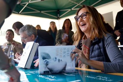 La escritora María Dueñas firma libros durante el Día de Sant Jordi, en Barcelona el 23 de marzo pasado.