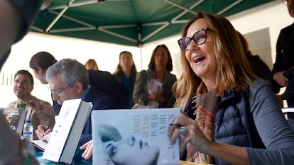 La escritora María Dueñas firma libros durante el Día de Sant Jordi, en Barcelona el 23 de marzo pasado.