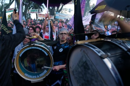 Simpatizantes de Javier Milei asisten al acto de La Libertad Avanza en el Barrio de San Telmo, en Buenos Aires, el 28 de septiembre.