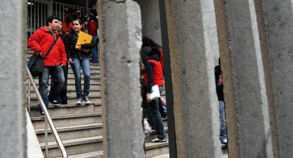 Estudiantes a la salida de un céntrico instituto de A Coruña.
