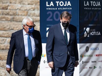 Los expresidentes del Gobierno Felipe González y Mariano Rajoy, al comienzo del III Foro La Toja-Vínculo Atlántico, este jueves.
