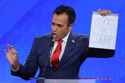 Republican presidential candidate and businessman Vivek Ramaswamy holds up a handwritten sign referring to fellow candidate and former U.S. Ambassador to the United Nations Nikki Haley.