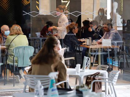 Los bares y restaurantes de la región de Murcia vuelven a abrir su interior desde el pasado miércoles.