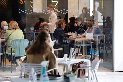 Los bares y restaurantes de la región de Murcia vuelven a abrir su interior desde el pasado miércoles.