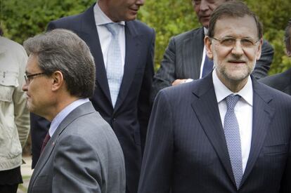 Mas i Mariano Rajoy, al Saló de l’Automòbil de Barcelona, el maig del 2013, d’esquena l’un de l’altre: una metàfora del que han estat les desavinences i les pràcticament nul·les relacions entre els dos responsables de govern, aspecte que subratllen els historiadors.