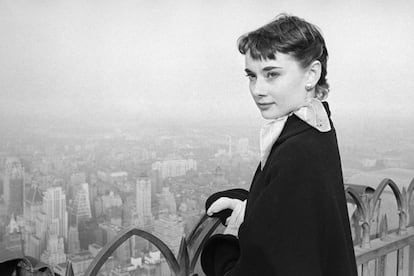 En 1951 protagonizó la producción musical 'Gigi', con la que debutó en Broadway, Nueva York. Tras el éxito de la obra, la productora Paramount se interesó por ella. En la imagen, Audrey Hepburn en la cima de la Torre Rockerfeller.
