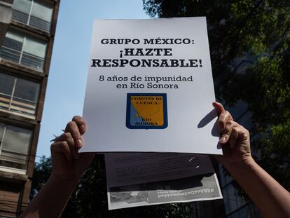 Una protesta frente a las oficinas de Grupo México, a ocho años del derrame minero que afectó al Río Sonora.