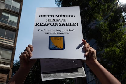 Una protesta frente a las oficinas de Grupo México, a ocho años del derrame minero que afectó al Río Sonora.