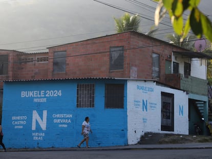 Dos mujeres pasan frente a un cartel electoral del partido Nuevas Ideas en Soyapango, El Salvador, el 28 de febrero.