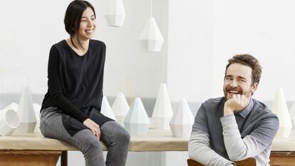 María Kim y Agustín García, integrantes del dúo creativo Totpoc, posan en su estudio de Valencia.