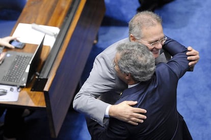 Renan Calheiros abraça o senador petista Jorge Viana.