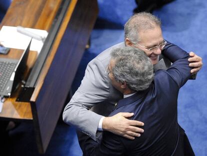 Renan Calheiros abraça o senador petista Jorge Viana.