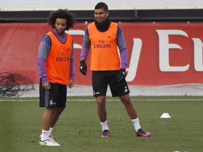 Casemiro (D) y Marcelo, en el entrenamiento de este martes en Valdebebas. 