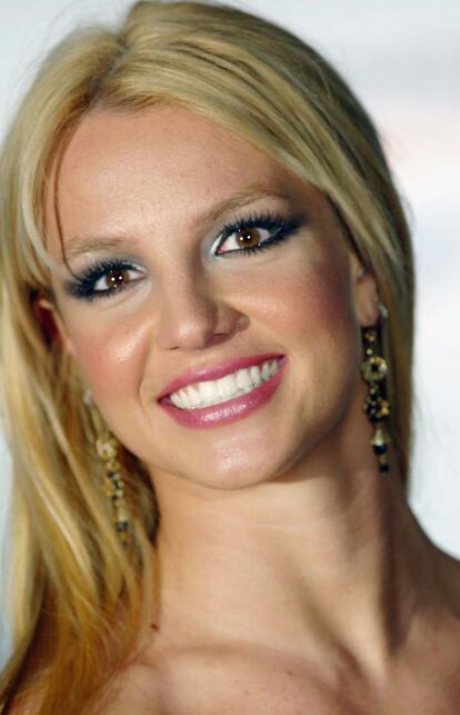 Britney Spears combina en esta ocasión sombras verdosas y labios rosas. Mezclar colores tan llamativos suele ser mala idea. Mejor utilizar un labial nude con este tipo de sombras u optar por un ojo natural con los pintalabios fuertes.