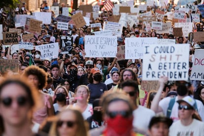 Manifestación en solidaridad con las protestas en Los Ángeles contra las redadas federales de inmigración, en Austin, Texas.