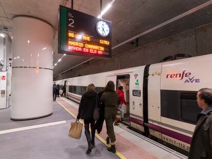 Varios pasajeros suben al primer tren AVE comercial Murcia-Madrid, en la madrugada del pasado dia 20.