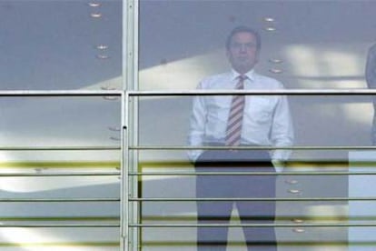Gerhard Schröder mira tras las ventanas de su oficina en la Cancillería tras asistir a un acto de su partido ayer en Berlín.