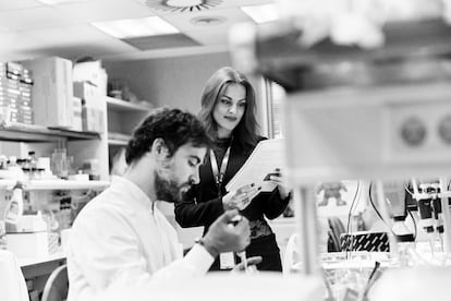 Sara García Alonso, con uno de los estudiantes de doctorado en el CNIO.