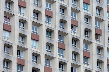 Un hombre mira por la ventana de su piso en París durante el confinamiento
ordenado por el Gobierno francés, el 18 de marzo de 2021.