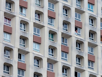 Un hombre mira por la ventana de su piso en París durante el confinamiento
ordenado por el Gobierno francés, el 18 de marzo de 2021.