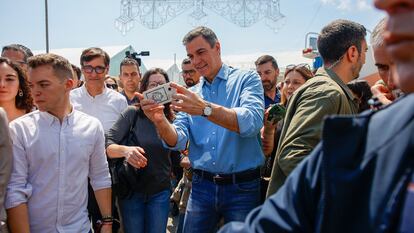 El presidente del Gobierno, Pedro Sánchez, este miércoles, en el centro, durante una visita a la Feria de abril de Cataluña, junto al candidato del PSC a las elecciones catalanas, Salvador Illa.