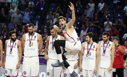 Los jugadores de Espa&ntilde;a, en el podio del Eurobasket.