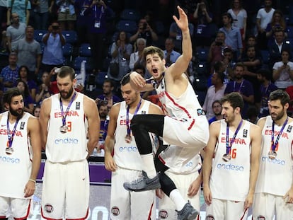 Los jugadores de Espa&ntilde;a, en el podio del Eurobasket.