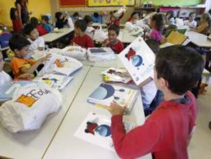 Escolares preparan sus libros en un aula del colegio Gabriela Mistral, en La Tablas. EFE/Archivo