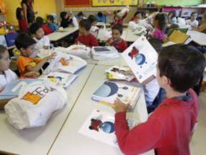 Escolares preparan sus libros en un aula del colegio Gabriela Mistral, en La Tablas. EFE/Archivo