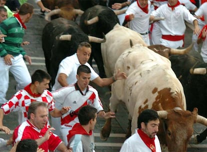 Jokin Zuasti, con polo blanco, en el encierro de ayer.