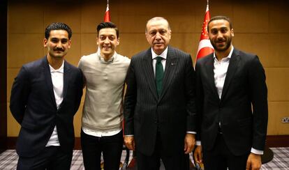 Erdogan con Ilkay Gundogan, del Manchester City; Mesut Özil, del Arsena, y Cenk Tosun, del Everton, en el acto de la polémica.