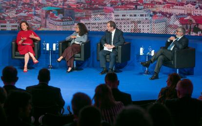 Desde la izquierda, la directora de EL PAÍS, Pepa Bueno; la embajadora de Estados Unidos en España, Julissa Reynoso; el secretario general iberoamericano, Andrés Allamand; y el presidente del Real Instituto Elcano, José Juan Ruiz, en la conferencia del CAF-Banco de Desarrollo de América Latina, este jueves en la sede de Casa de América en Madrid.