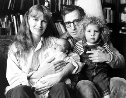 Mia Farrow y Woody Allen con Ronan -el beb&eacute;- y Dylan -adoptada-.