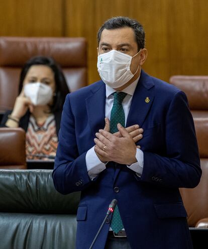 El presidente andaluz, Juanma Moreno, en la sesión de control al Gobierno, el pasado 11 de febrero.