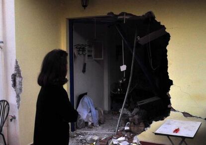 Una mujer observa los efectos del terremoto en la isla griega de Lefkada.