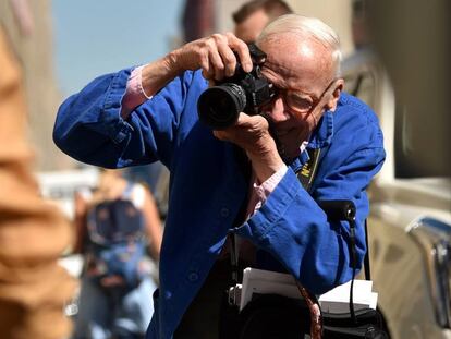 El desaparecido fot&oacute;grafo Bill captado en 2015, durante la Semana de la Moda en Nueva York.