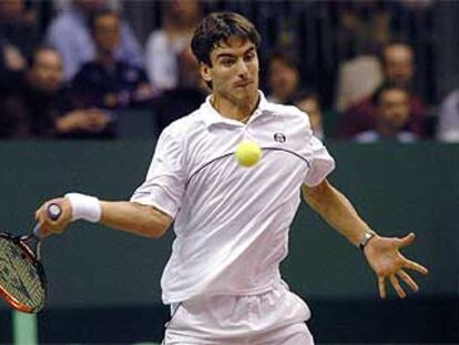 Tommy Robredo se dispone a golpear la pelota para ganar un tanto.