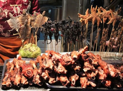 Brochetas de escorpión, estrellas de mar y pato en Wangfujing