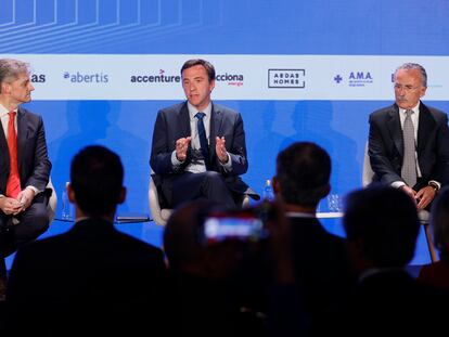 El presidente ejecutivo del grupo Oesía, Luis Furnells (d) , el presidente de Navantia, Ricardo Domínguez (c) y el periodista Bernardo Díaz durante una mesa redonda del acto de celebración del 45 aniversario del diario Cinco Días, este martes en Madrid.